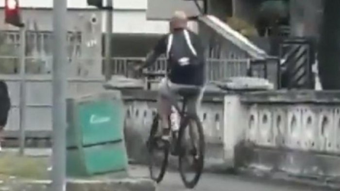 Captaron a Jorge Sampaoli yéndose en bicicleta a dirigir el entrenamiento del Santos