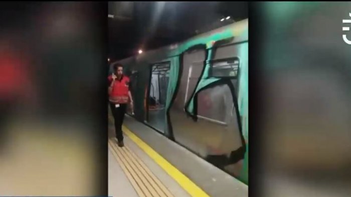 Nuevamente sorprenden a grupo de jóvenes rayando vagones del Metro