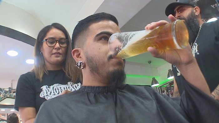 Cerveza y comida: Así son las barberías que conquistan el corazón de los hombres