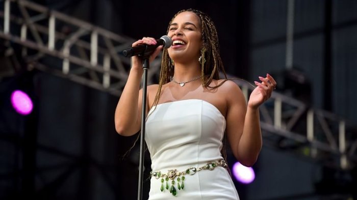Dulce, grave, íntima e intensa: El encanto de Jorja Smith