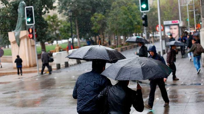 Declaran alerta temprana preventiva para 9 comunas de la RM ante pronóstico de lluvias