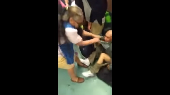 Abuela le da paliza a acosador en el metro y lo entrega a la policia
