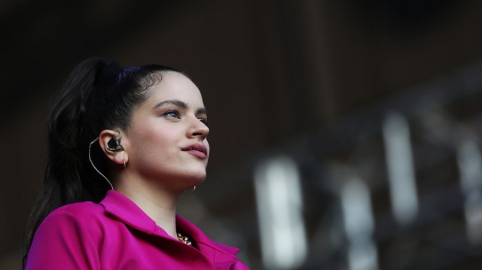 Viviendo rápido: Rosalía es ovacionada en su debut en Lollapalooza Chile