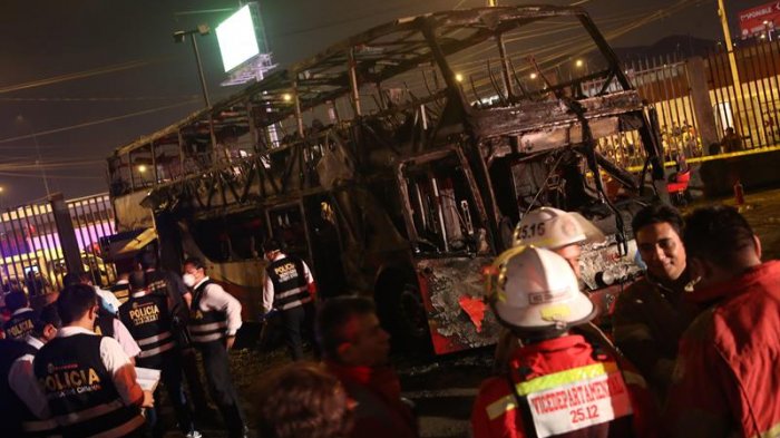 Al menos 20 muertos dejó incendio de un bus en Lima: Pasajeros del segundo piso escaparon por las ventanas