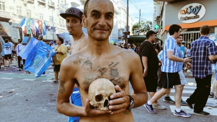 La historia del orgulloso hincha de Racing que celebró el título con el cráneo de su abuelo