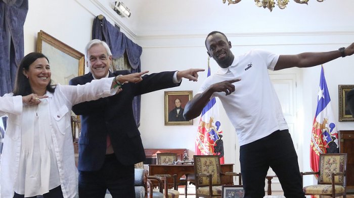 Piñera se autotrollea y le regala un meme a Usain Bolt durante su visita a La Moneda