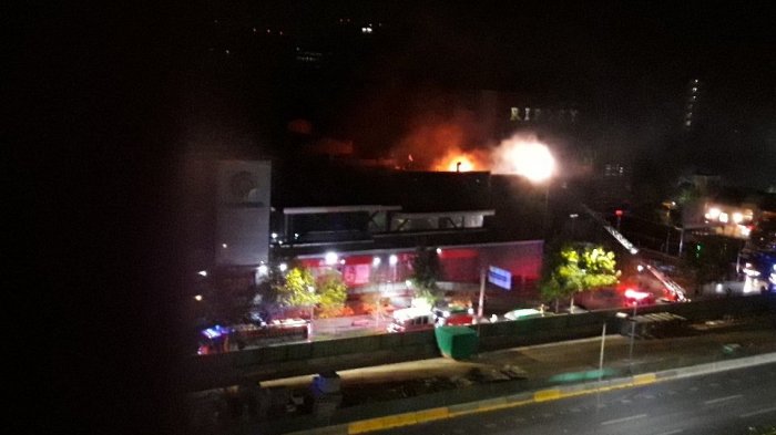 Incendio afecta a mall Parque Arauco: Se trataría de sitio cercano al patio de comida