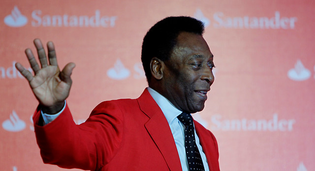Pelé fue internado de urgencia en París por infección urinaria