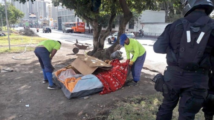 Con multas de hasta $241 mil: Prohíben en Estación Central instalación de carpas en la Alameda y plazas