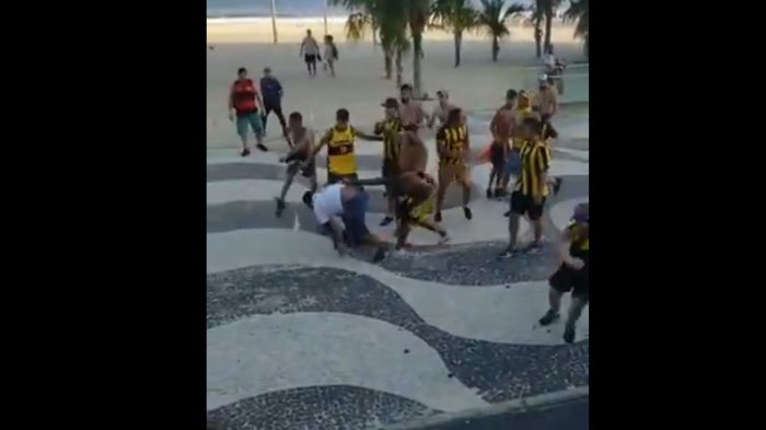 Feroz pelea entre hinchas de Peñarol y Flamengo en Copacabana
