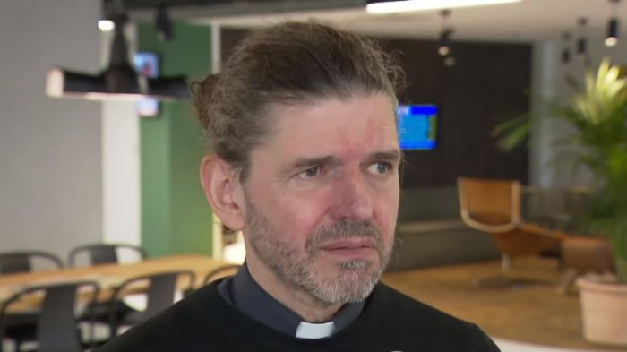 Sacerdote confesó que es gay en plena misa: “Muchos clérigos son homosexuales y no quieren que nadie lo sepa”