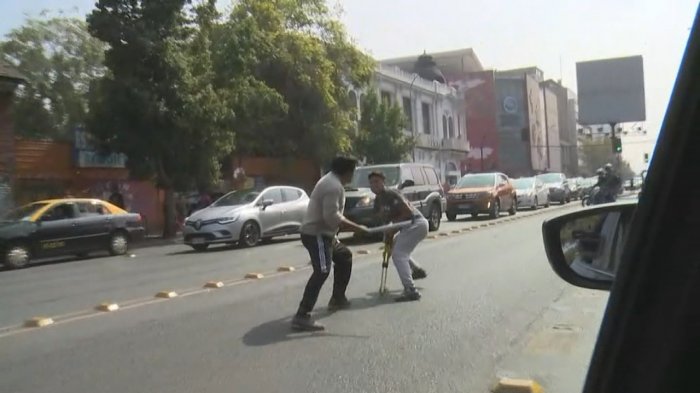 Con tubo de aspiradora y un traba volante: Automovilistas se enfrentaron a fierrazos en plena avenida Recoleta