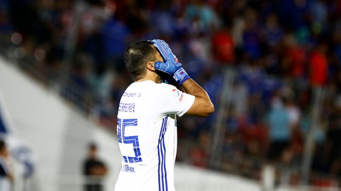 A Johnny Herrera no le gustaron los fuegos artificiales lanzados por la barra: 