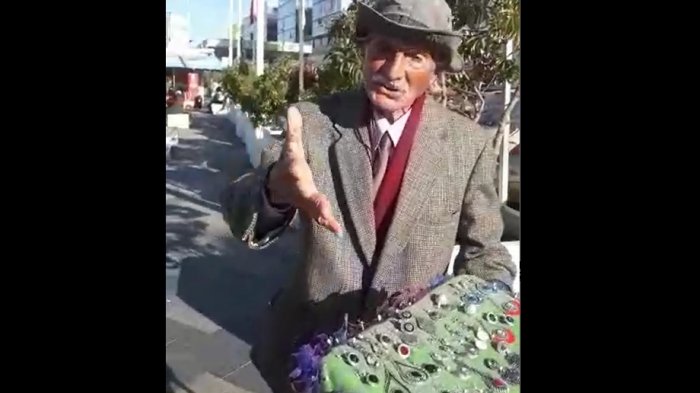 Anciano de 92 años es obligado a trabajar en las calles de Valparaíso por sus propias hijas