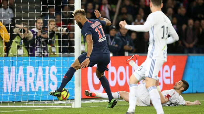 Si solo la hubiese mirado era gol: El terrible error del remplazante de Mbappe en el PSG
