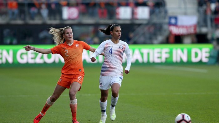 “Haciendo historia”: Partido de La Roja frente a Holanda estuvo marcado por debut del VAR en fútbol femenino