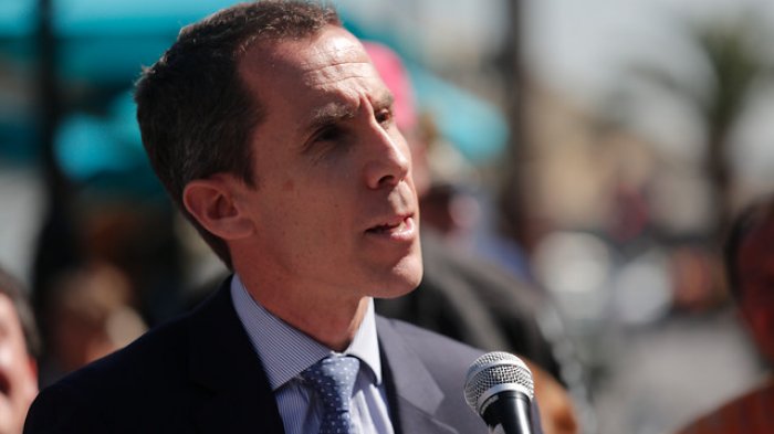 Comerciantes ambulantes atacaron la Municipalidad de Santiago provocando el enojo del alcalde