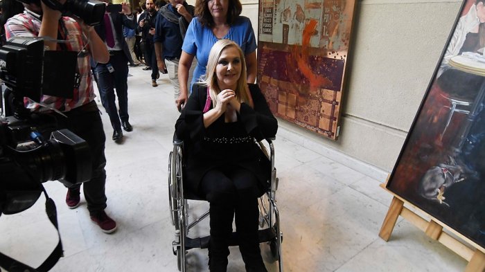A lo Kenita: Pamela Jiles se cayó en el Congreso y fue llevada en silla de ruedas hasta la enfermería