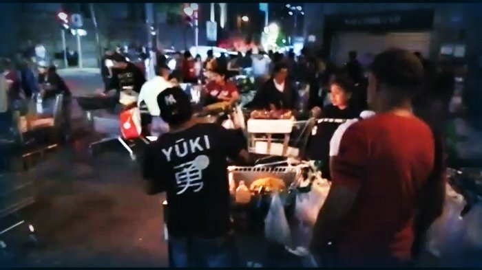 El nuevo fenómeno de la comida chatarra ilegal que se toma una esquina de la Plaza de Armas en las noches