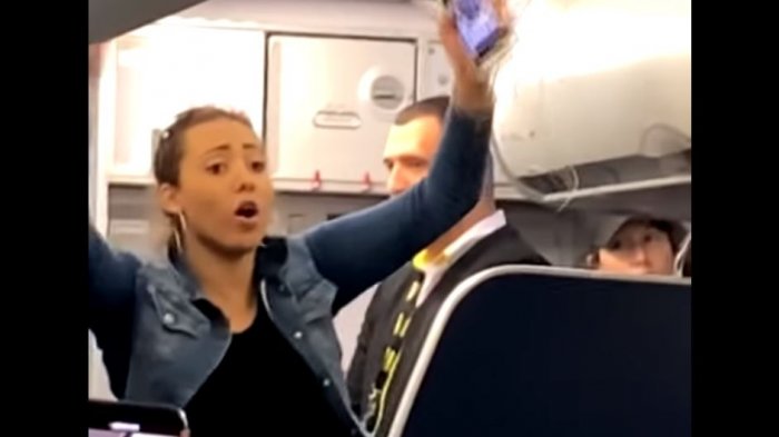 No quería apagar el celular: Mujer borracha armó escándalo en avión y terminó haciendo twerking
