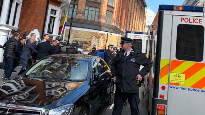 Luego de más de 7 años Julian Assange fue detenido por la policía inglesa