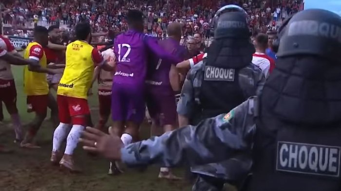 Policía brasilera puso fin a una pelea entre futbolistas de esta brutal manera