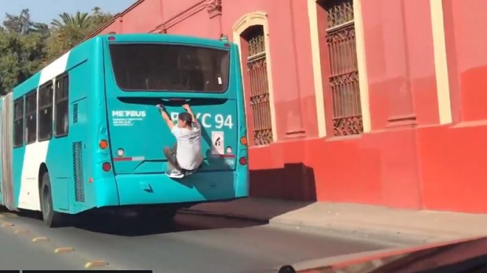 ¿Todo por no pagar el pasaje? Sorprenden a joven viajando colgado en la parte de atrás de un Transantiago