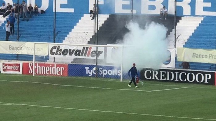 Invasión de abejas obligó a detener un partido para ahuyentarlas