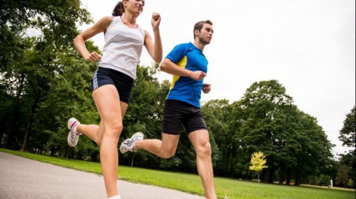 Hacer ejercicio te hace más feliz que el dinero, según estudio de Yale y Oxford
