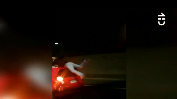 Graban a hombre sobre el techo de un automóvil a más de 100km/h en plena autopista