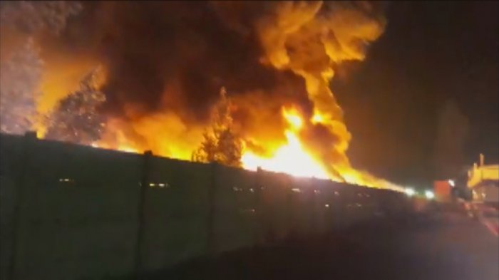 Violento incendio consumió por completo centro de acopio de neumáticos: Clases suspendidas en Lampa y Colina