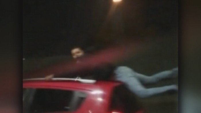 La verdad detrás del hombre que iba colgando de un auto a toda velocidad: Intentaba evitar que le robaran