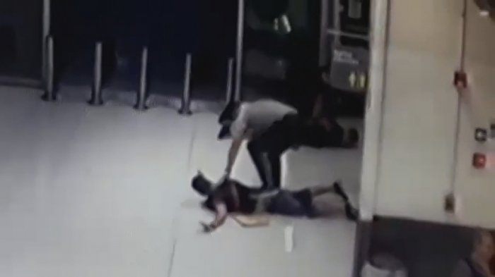 Estaban instalando dispositivo para clonar tarjetas, pero un carabinero de franco los vio: Fueron detenidos