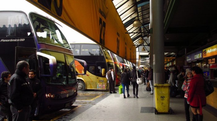 Dejó botados a los pasajeros en el terminal Alameda Sur: Chofer de bus arrancó para evitar el alcotest