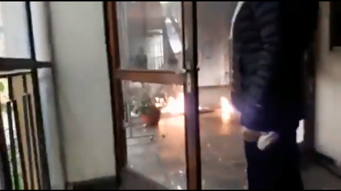 Alumnos encapuchados rociaron con bencina y amenazaron con quemar a una docente