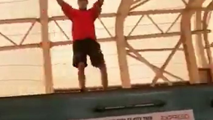 Video muestra peligrosa maniobra de joven sobre tren en movimiento en Línea 5 del Metro