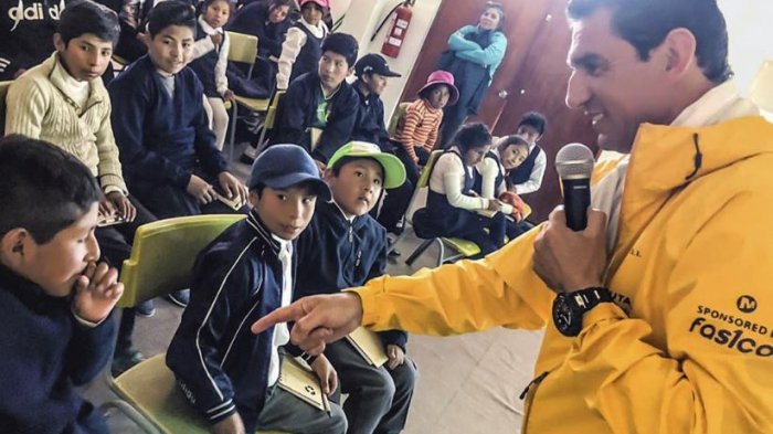 Superchilenos: El montañista que enseña a los niños de escuelas rurales de todo Chile a soñar en grande