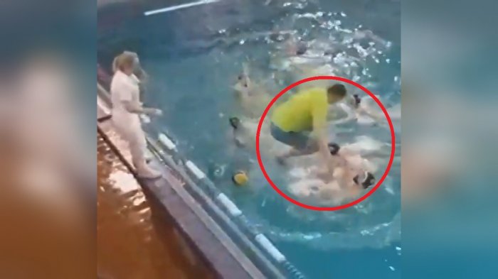 Se tiró a la piscina: Brutal pelea durante partido de waterpolo en Rusia