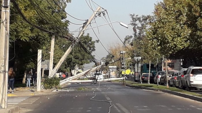 Camión derribó varios postes y dejó sin luz a grupo de vecinos de Vitacura