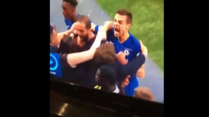 Rompió la mala racha: Higuaín anotó un gol y terminó con su cara en el busto de una fanática