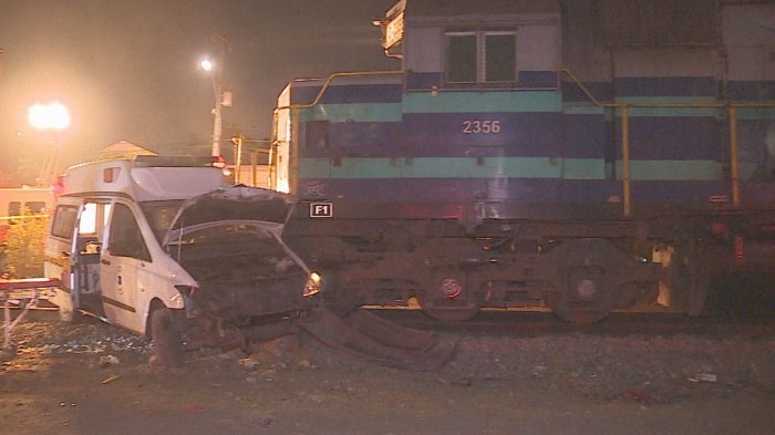 Tren de carga chocó y arrastró por varios metros a ambulancia: Delincuentes aprovecharon de robar en containers