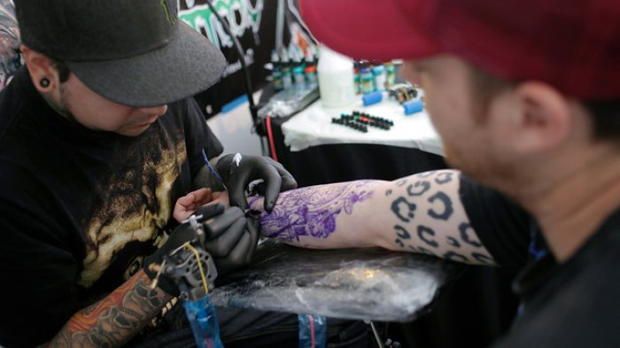 ¿Quieres una tele? Supermercado regalará Smart TV si estas dispuesto a hacerte un tatuaje