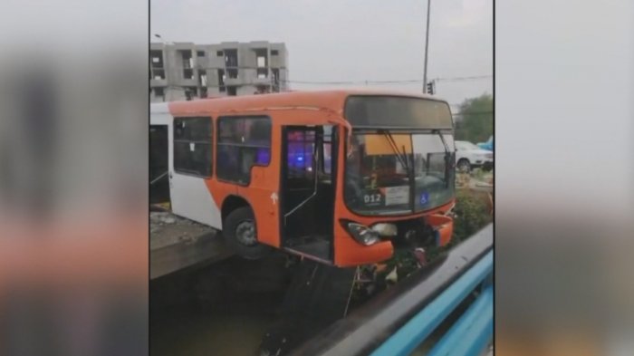 Chofer del Transantiago perdió el control de la máquina y el bus quedó colgando en el canal San Carlos