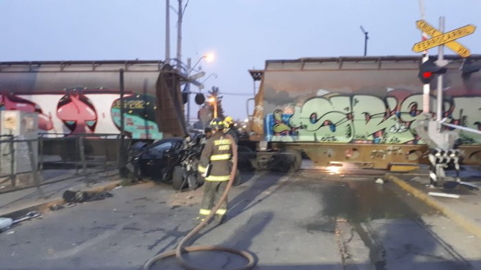 Conductor de colectivo murió tras ser arrollado por tren de carga: No habría respetado el cruce ferroviario