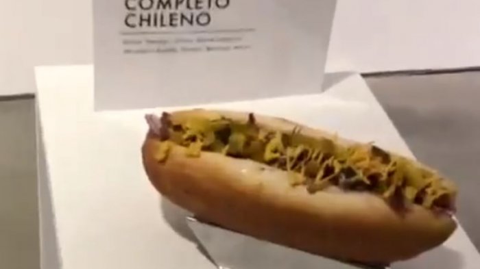 ¿Por qué hay un completo chileno en una galería de arte en Nueva York?