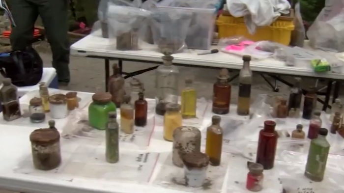 ¡Tétrico! El escalofriante hallazgo de restos humanos embotellados en el 