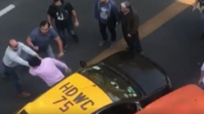Taxista fue golpeado por transeúntes tras atacar a conductora en Providencia