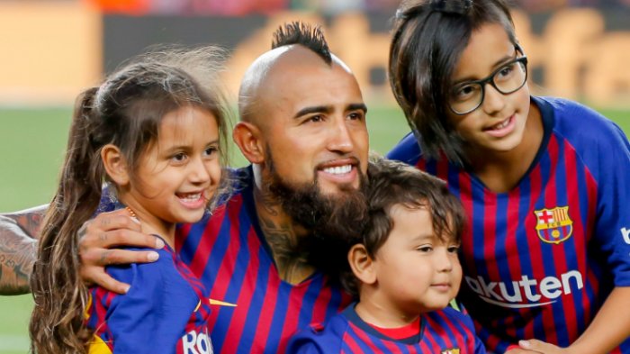 Arturo Vidal celebró en familia y con una asistencia su título junto al Barcelona