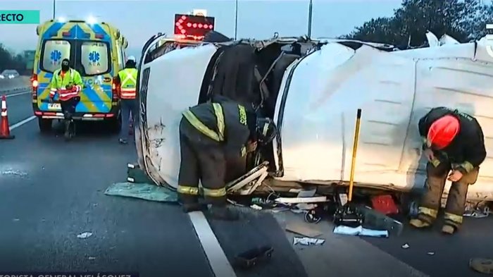 Conductor quedó atrapado tras volcar su furgón en Autopista Central: Presenta heridas de gravedad