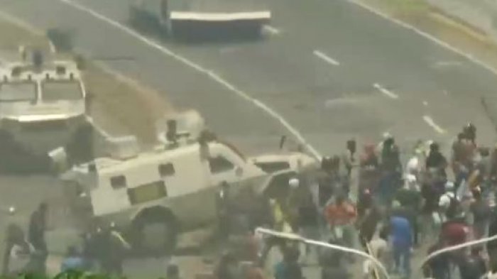 Tanqueta del régimen de Maduro atropella a grupo de manifestantes en Caracas